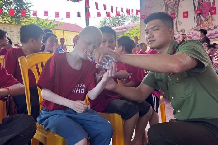 Sự ân cần, tỉ mỉ của cán bộ Công an khi chăm sóc một em nhỏ kém may mắn