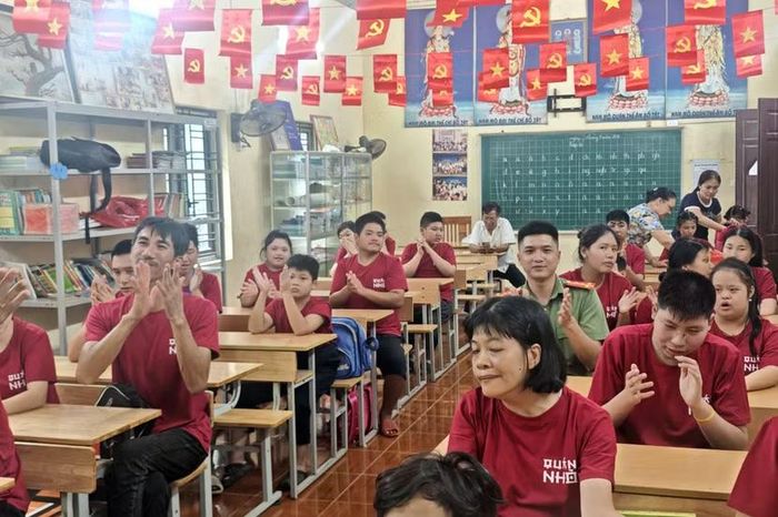 Các cán bộ chiến sĩ hòa nhịp cùng niềm vui của các em nhỏ khuyết tật tại lớp học tình thương chùa Hương Lan.