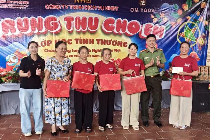 Đoàn công tác trao gửi những món quà tri ân tới các giáo viên đã bền bỉ bám trụ với lớp học tình thương nhiều năm qua.