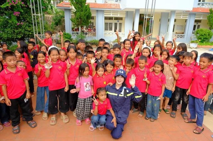 Theo Thiếu tá Vũ Văn Chính, một mùa trăng giản dị nhưng ấm áp được thắp lên từ những tấm lòng sẻ chia.