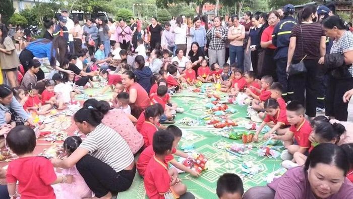 Sau mỗi phần quà là mong muốn giản dị của những người miền xuôi, để khoảng cách địa lý không trở thành khoảng cách của yêu thương.