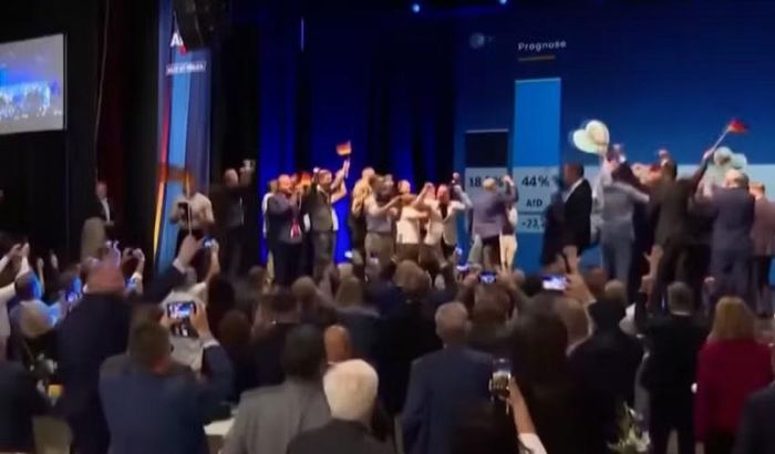 "Tôi sẽ thể hiện điều đó với tư cách chủ tịch CDU và trên hết là thủ tướng của đất nước", ông nói tại cuộc họp khẩn của đảng.
