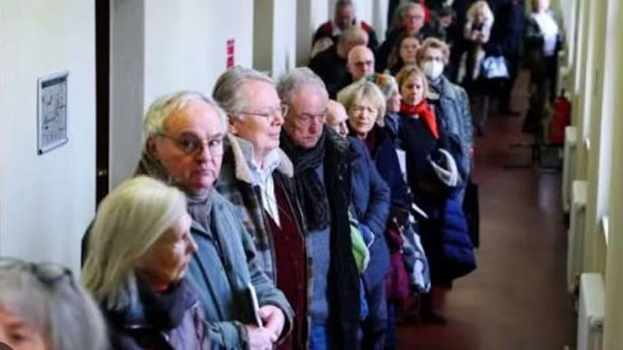 Lãnh đạo AfD Alice Weidel hoan nghênh kết quả thăm dò, tuyên bố đảng này đã trở thành "lực lượng mạnh nhất" trên chính trường và tiến vào "dòng chính" của xã hội.