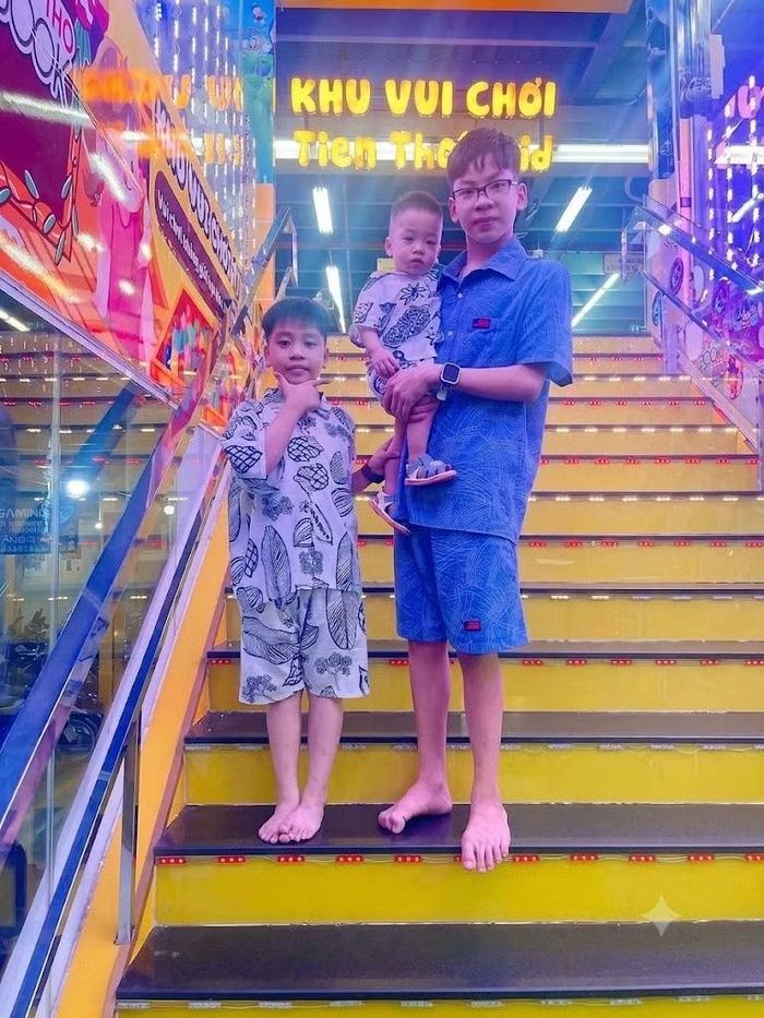 3 anh em Hoàng Phúc bày tỏ niềm yêu thích với Tết Trung thu truyền thống khi được xem múa lân, rước đèn và phá cỗ ấm áp bên gia đình.