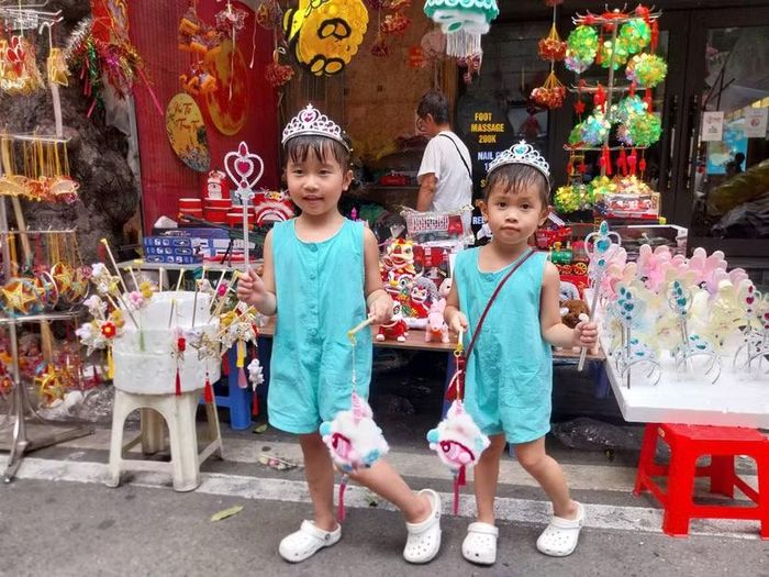 Năm nào cũng vậy, anh Duy Anh đều đưa con xuống Hàng Mã hòa mình vào không khí nhộn nhịp để tạo nên những kỷ niệm tuổi thơ đáng nhớ cho các bé.