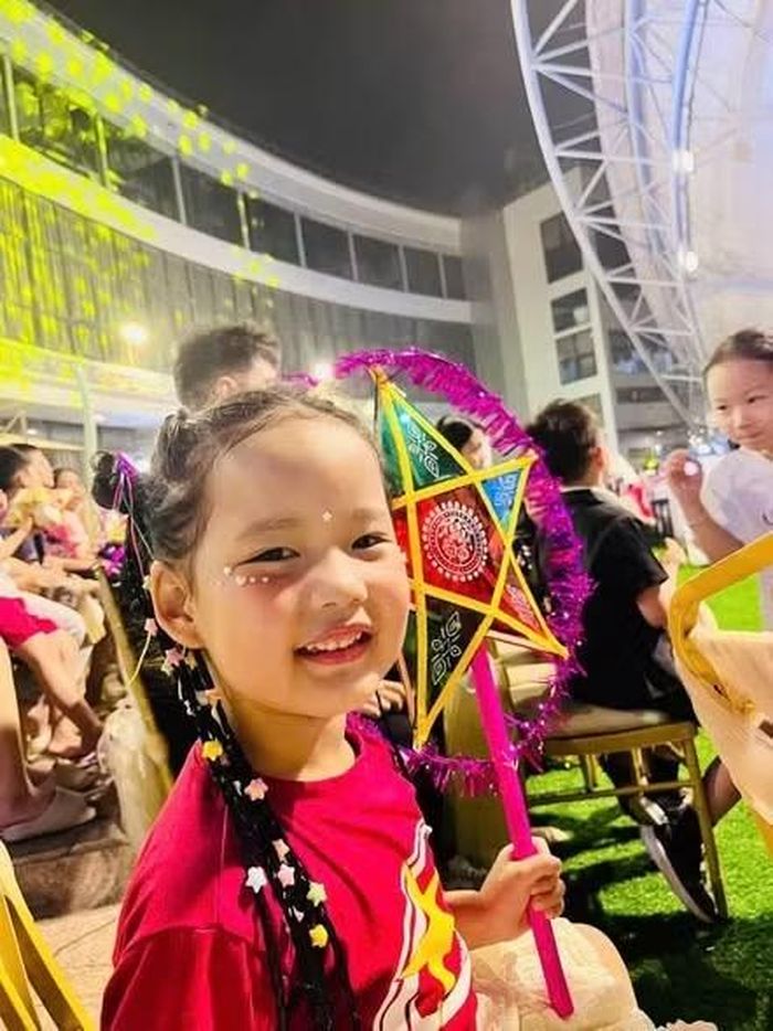 Bé Linh Đan vui tươi bên chiếc đèn ông sao rực rỡ đón Tết Trung thu.