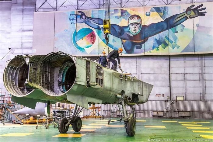 Nhà máy hàng không Sokol ở Nizhny Novgorod đóng vai trò then chốt trong tương lai của chiếc tiêm kích này, khi không chỉ thực hiện sửa chữa mà còn tiến hành hiện đại hóa và tân trang toàn diện đối với MiG-31.