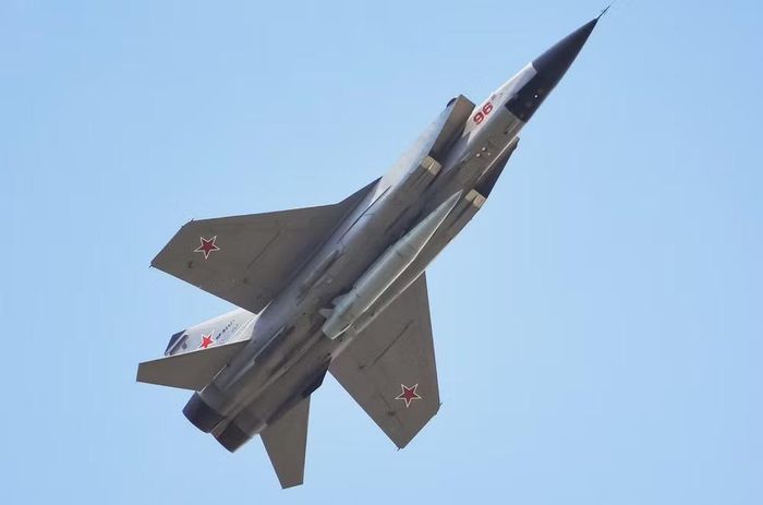 Những chiếc MiG-31 nói trên đang được nâng cấp lên chuẩn MiG-31K và thậm chí là MiG-31I để ngoài nhiệm vụ đánh chặn còn đảm nhiệm vai trò bệ phóng tên lửa siêu thanh Kh-47M2 Kinzhal nhằm thực hiện những cuộc tấn công mục tiêu mặt đất.
