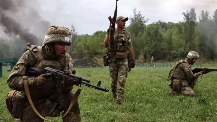 Bức tranh càng khó khăn khi kinh tế Ukraine chịu thêm tác động từ xuất khẩu ngũ cốc sụt giảm và các cuộc tập kích của Nga nhằm vào cơ sở lưu trữ hàng hóa.