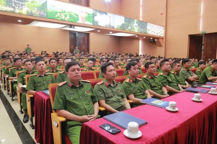 Cán bộ, chiến sĩ các đơn vị tham gia Lớp tập huấn bơi cứu hộ, cứu nạn trong CATP Hà Nội năm 2026.