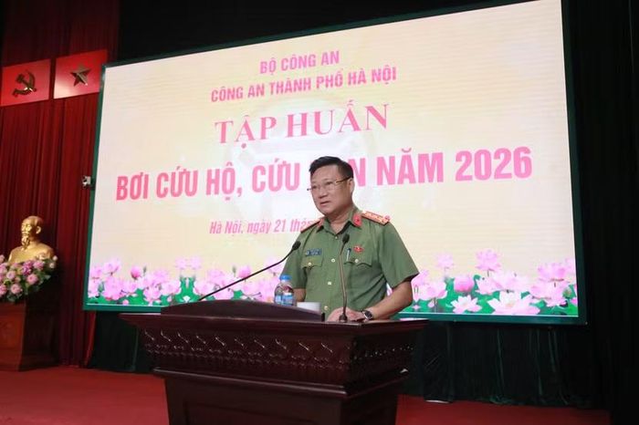 Đại tá Trần Văn Hoá, Trưởng phòng Công tác chính trị CATP phát biểu tại Lớp tập huấn.