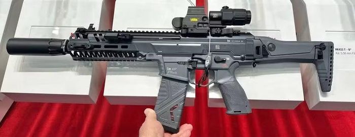 Mẫu súng này được trang bị kính ngắm Aimpoint CompM5b, kính ngắm cơ khí dự phòng lệch 45 độ, và ray UNITY Tactical để gắn kính ngắm quang học và laser lên trên thân súng. Đồng thời G39 có thể được cung cấp cho quân đội với nhiều tùy chọn trang bị ngắm bắn khác nhau.