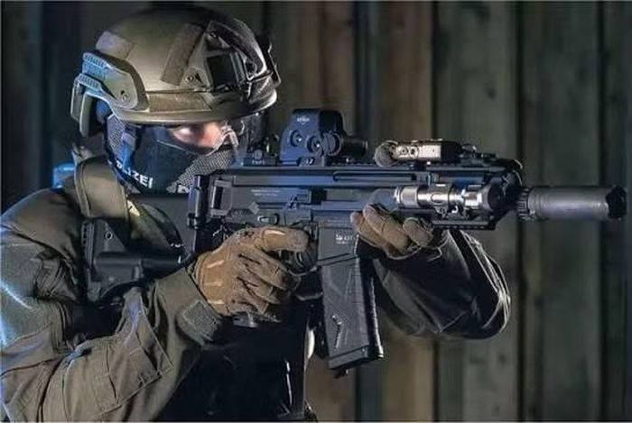 Súng trường nhỏ gọn G39 được chế tạo như một phần của chương trình mang tên Sonderwaffe schallgedämpft Spezialkräfte - “vũ khí đặc biệt có bộ giảm thanh dành cho lực lượng đặc nhiệm”.