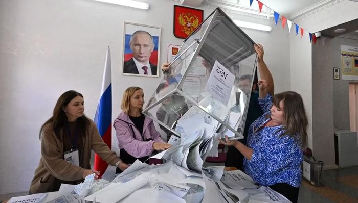 Bộ Quốc phòng Nga cáo buộc Ukraine tìm cách "phá hoại ý chí dân chủ của công dân Nga" và tuyên bố sẽ đáp trả bằng các cuộc tập kích nhằm vào mục tiêu quân sự tại Kiev.