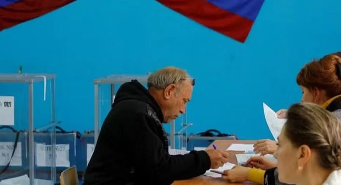 Tổng thống Nga Vladimir Putin trước đó kêu gọi người dân tham gia bỏ phiếu, coi cuộc bầu cử là sự thể hiện ủng hộ đối với binh sĩ Nga và là "câu trả lời cho những người muốn làm suy yếu nước Nga".
