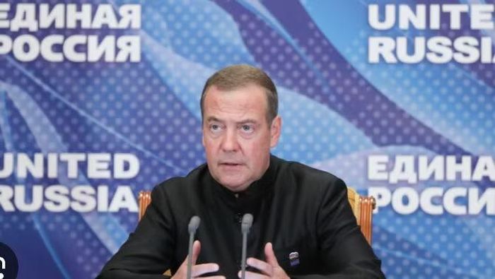 Ông Dmitry Medvedev, Chủ tịch đảng Nước Nga Thống nhất, nói đảng này "đã thể hiện rất tốt". "Giờ đây, chúng ta phải đưa các quyết định của Tổng thống vào thực tế", ông cho hay.