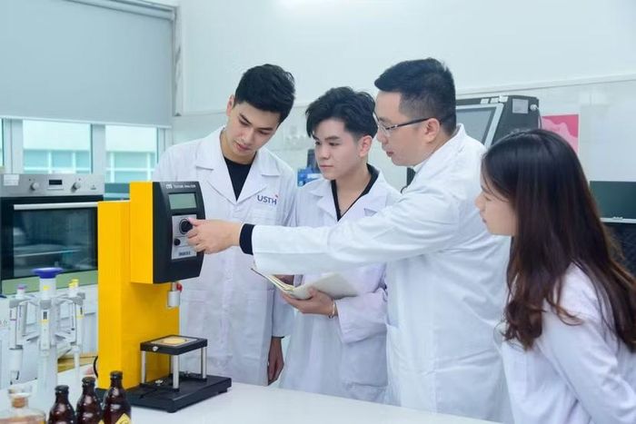 Đến năm 2035, giáo dục đại học Việt Nam phấn đấu 90% người tốt nghiệp có việc làm phù hợp trong 12 tháng.