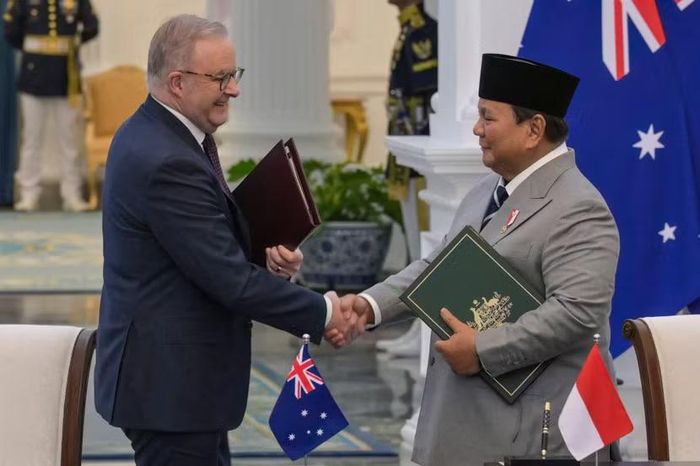 Tổng thống Indonesia Prabowo Subianto (bên phải) và Thủ tướng Australia Anthony Albanese bắt tay sau khi ký kết văn kiện thỏa thuận hợp tác tại Jakarta vào tháng 2-2026