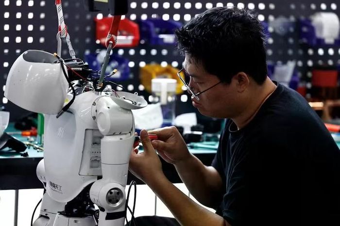 Kỹ sư đang làm việc trên robot hình người Tiangong Omni tại khu vực nghiên cứu và thử nghiệm của Trung tâm Đổi mới Robot hình người Bắc Kinh, Trung Quốc (Ảnh: Reuters)