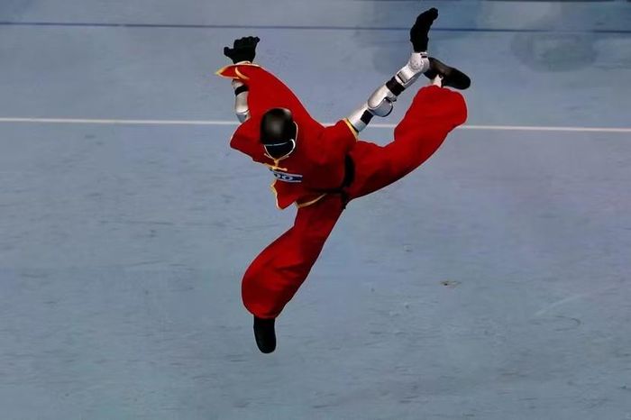 Một robot hình người của Unitree Robotics tham gia cuộc thi Wushu tại Thế vận hội Robot Hình người Thế giới 2026 ở Bắc Kinh, Trung Quốc, ngày 26-8-2026 (Ảnh: Reuters)