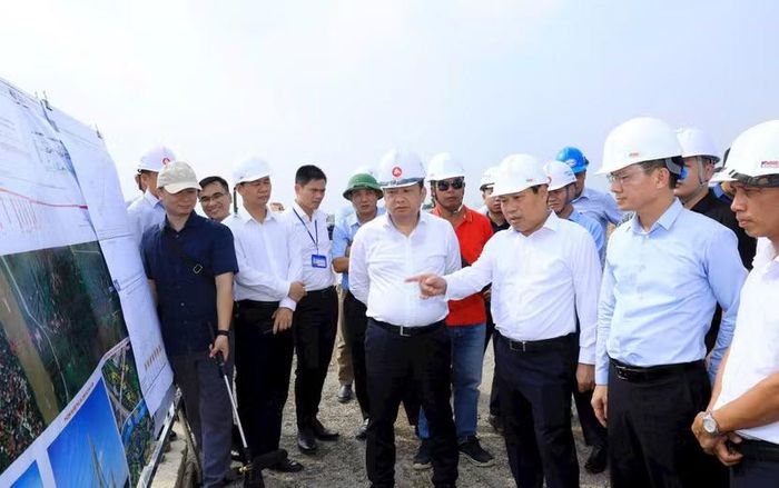 Chủ tịch UBND TP Vũ Đại Thắng kiểm tra thực địa tại Dự án đầu tư xây dựng cầu Tứ Liên và đường hai đầu cầu (Ảnh: HNM)