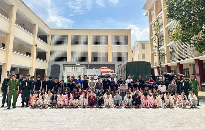 Các đối tượng tại cơ quan Công an.