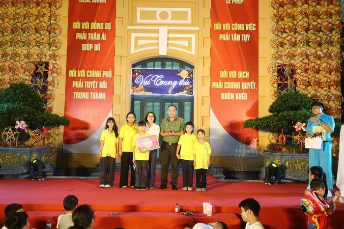Thượng tá Lưu Hồng Quân, Phó Tổng biên tập Báo An ninh Thủ đô trao quà cho trẻ em trường Birla