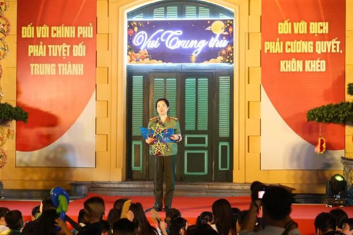 Thượng Thượng tá Phạm Thị Thùy Dương, Trưởng phòng Hồ sơ nghiệp vụ - đơn vị Cụm trưởng Cụm thi đua số 4 CATP Hà Nội phát biểu tại chương trình