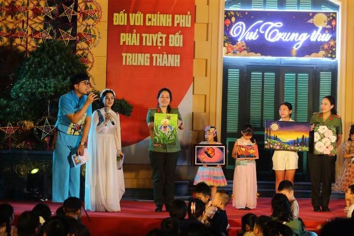 Đấu giá tranh tại chương trình
