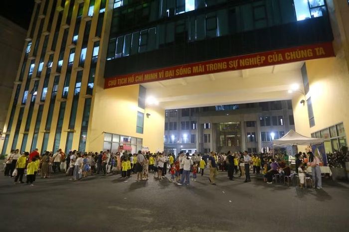 Ngay từ chiều tối, bầu không khí phía sau trụ sở CATP Hà Nội đã trở nên náo nhiệt hơn bao giờ hết