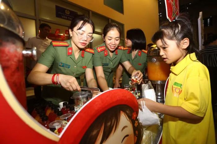 Cảnh đón tiếp ấm áp tại quầy nhận quà trong đêm hội Trung thu