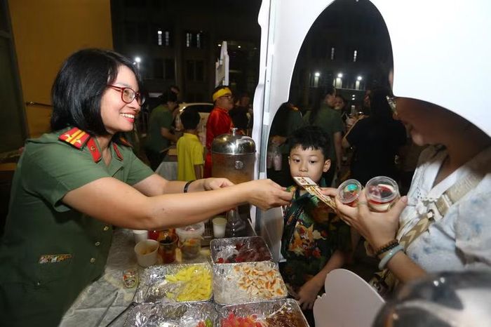 Những gian hàng ẩm thực thu hút sự chú ý của mọi người