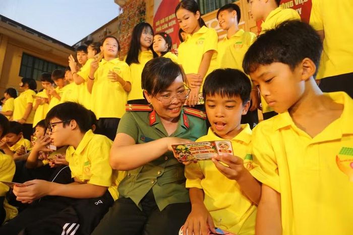 Đêm hội Trung thu thêm phần ấm áp với sự hiện diện của các chiến sĩ công an