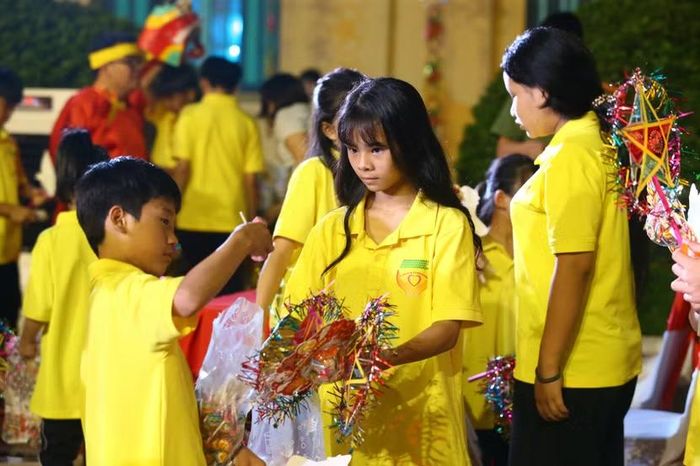 Dù cuộc sống còn nhiều khó khăn, các em vẫn xứng đáng được hưởng một tuổi thơ trọn vẹn, được vui chơi, được phá cỗ như bao bạn bè đồng trang lứa