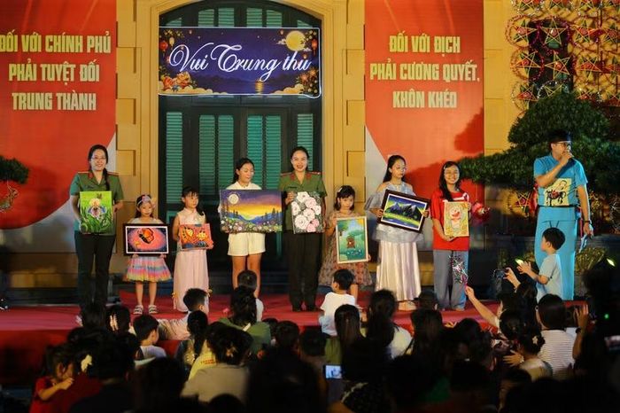 Các sản phẩm tranh vẽ do chính con em cán bộ, chiến sĩ và các cháu thiếu nhi tự tay chuẩn bị đã được đưa ra đấu giá