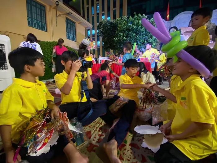 Bên cạnh những hoạt động vui chơi sôi nổi, các em nhỏ ở Làng trẻ Birla còn tỏ ra vô cùng hào hứng với chiếc máy ảnh chuyên nghiệp của các chú phóng viên Báo An ninh Thủ đô
