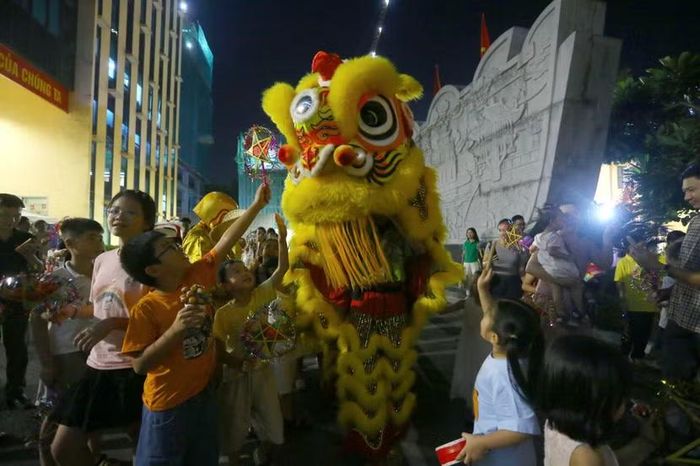 Chương trình ‘Vui Tết Trung thu - Gắn kết yêu thương’ năm 2026 không chỉ mang đến cho thiếu nhi một Tết Trăng rằm trọn vẹn, mà còn lan tỏa mạnh mẽ tinh thần nhân văn, trách nhiệm vì cộng đồng của Ban Phụ nữ CATP Hà Nội. Những nụ cười rạng rỡ của các em nhỏ hôm nay chính là động lực để mỗi cán bộ, chiến sĩ tiếp tục nỗ lực, hoàn thành xuất sắc mọi nhiệm vụ được gia