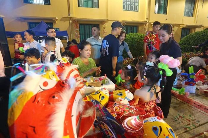 Không khí rộn ràng, vui tươi bao trùm khắp không gian lễ hội
