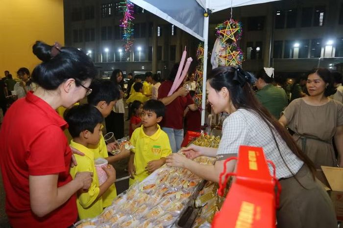 Ánh mắt tò mò và thích thú của các em nhỏ khi đến tham gia phá cỗ