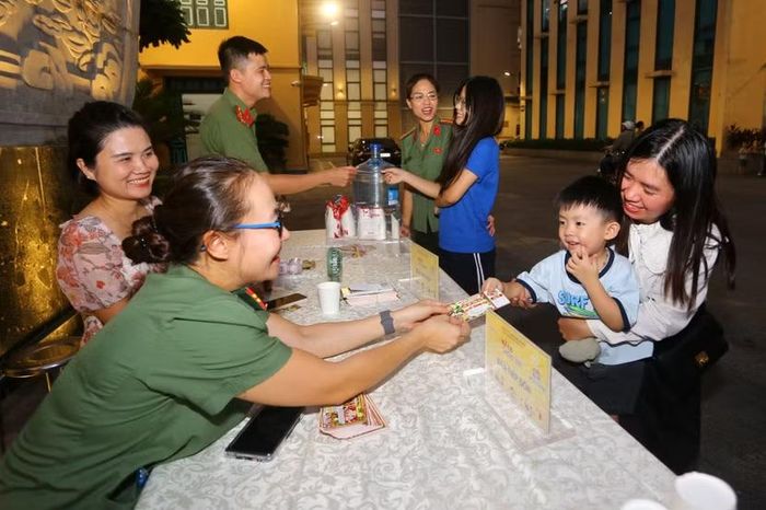 Sự ân cần và gần gũi của các chiến sĩ công an với thế hệ măng non