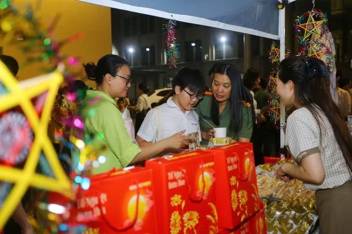 Đêm hội Trung thu thêm phần ấm áp với sự hiện diện của các chiến sĩ