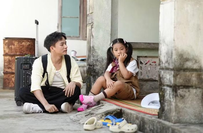 Bùi Công Nam chủ động quan tâm, hỏi han khi thấy bé Nguyên Ốc có biểu hiện buồn và rụt rè.