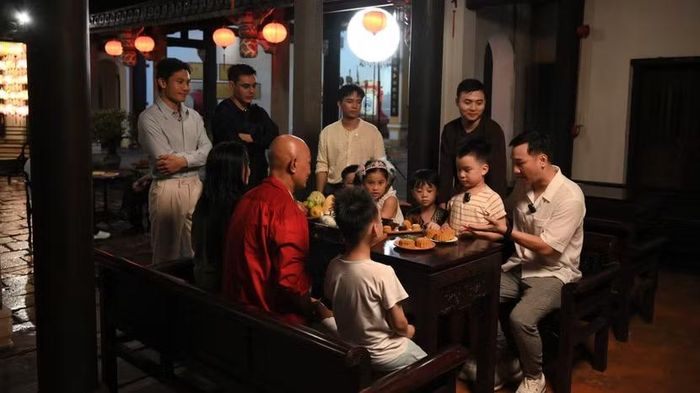 Các bé được hướng dẫn cách mời bánh người lớn bằng hai tay, chia sẻ bánh và nói lời cảm ơn đến những người đã cùng đồng hành trong đêm Trung thu.