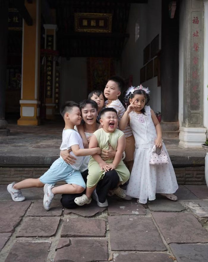 "Ông bố tập sự" Bùi Công Nam cùng các bé.