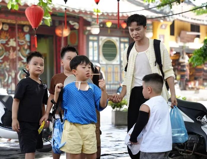 Khi biết cả 5 đứa trẻ đều chưa có một bữa sáng đúng nghĩa, “bố tập sự” Bùi Công Nam lập tức đưa các con đi ăn.
