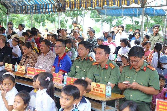 Đại biểu đến dự chương trình. Ảnh: Thanh Thủy