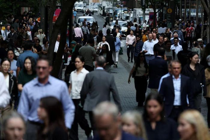 Người dân đi lại tại khu mua sắm Pitt Street Mall ở Sydney, Australia. Nguồn: Reuters.