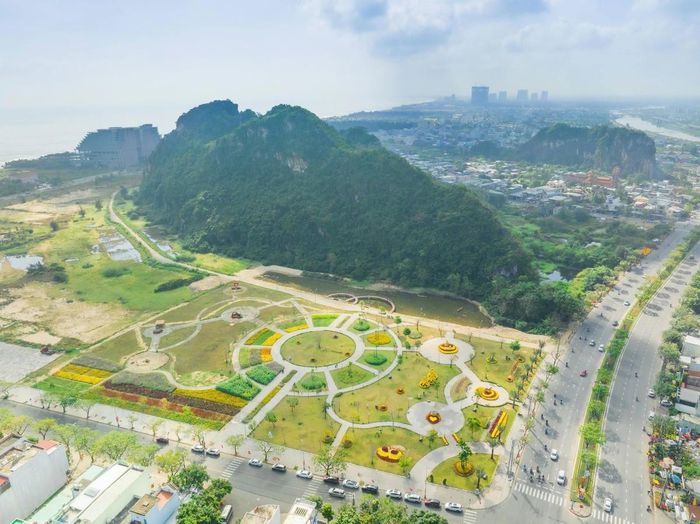 Khu vực xung quanh các ngọn núi Ngũ Hành Sơn được đầu tư các dự án cảnh quan, hạ tầng kỹ thuật. Ảnh: Như Ý.