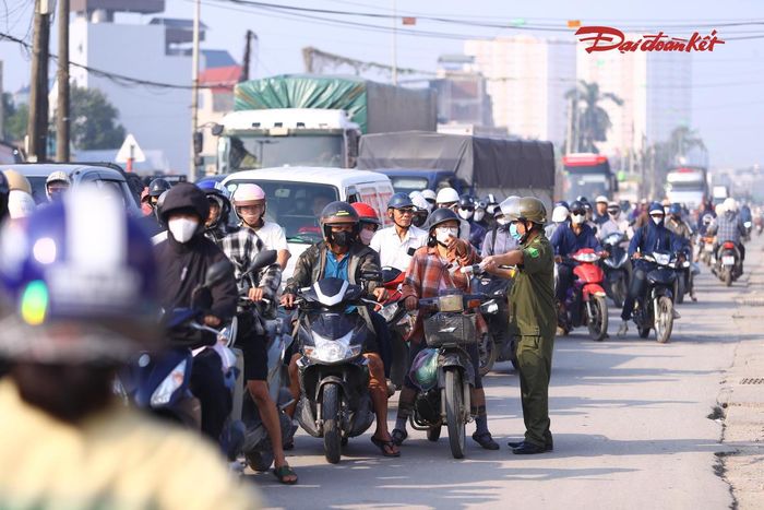 Để hạn chế ùn tắc, lực lượng chức năng tổ chức phân luồng, hướng dẫn các phương tiện xếp thành hàng di chuyển qua khu vực.