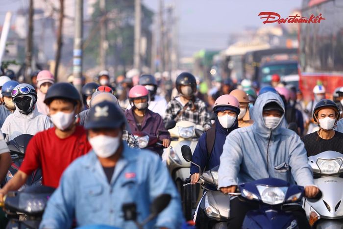 Chị Lý (tổ dân phố Phượng Nghĩa, phường Chương Mỹ, Hà Nội) cho biết, việc di chuyển trong sáng nay gần như rơi vào bế tắc. Chị mất gần 1 giờ nhưng chỉ có thể đi được vài trăm mét.